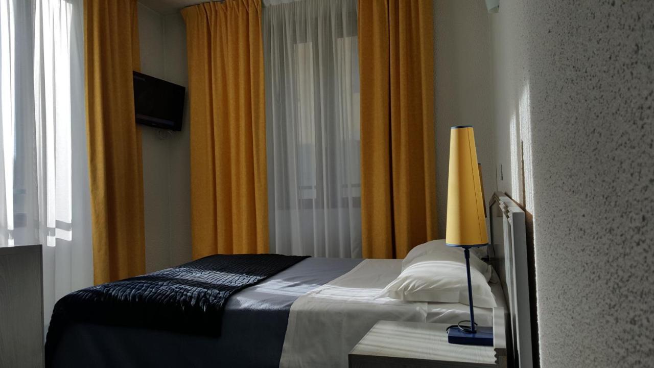 Hotel De Geneve Et Restaurant , Faverges-Seythenex Ngoại thất bức ảnh